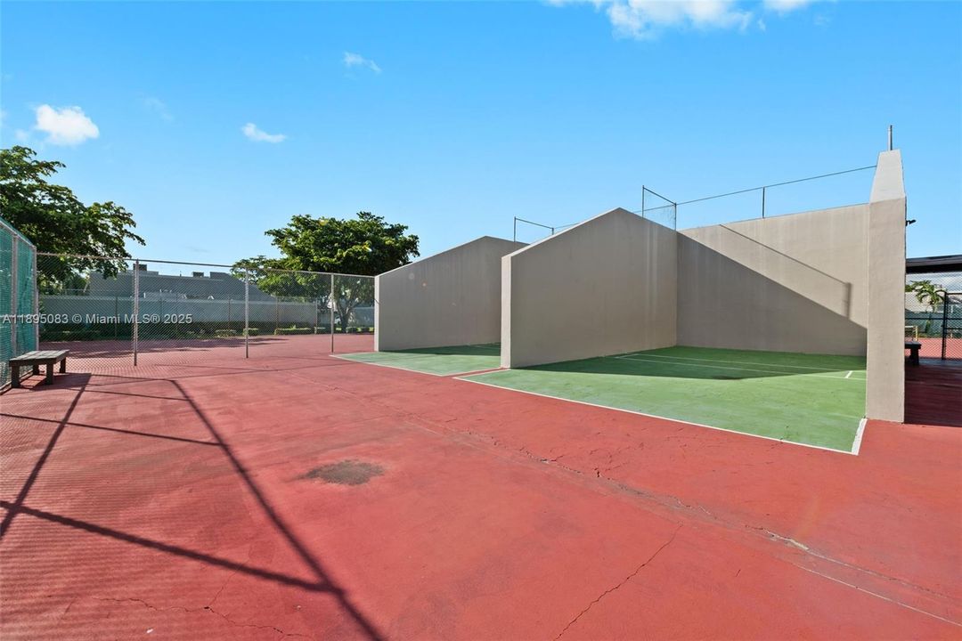 合同活跃: $419,000 (2 贝兹, 1 浴室, 1482 平方英尺)