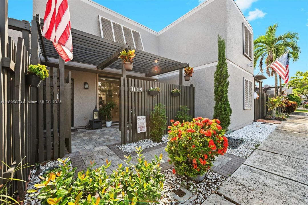 合同活跃: $419,000 (2 贝兹, 1 浴室, 1482 平方英尺)