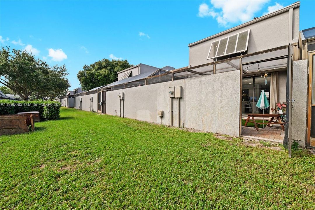 合同活跃: $419,000 (2 贝兹, 1 浴室, 1482 平方英尺)