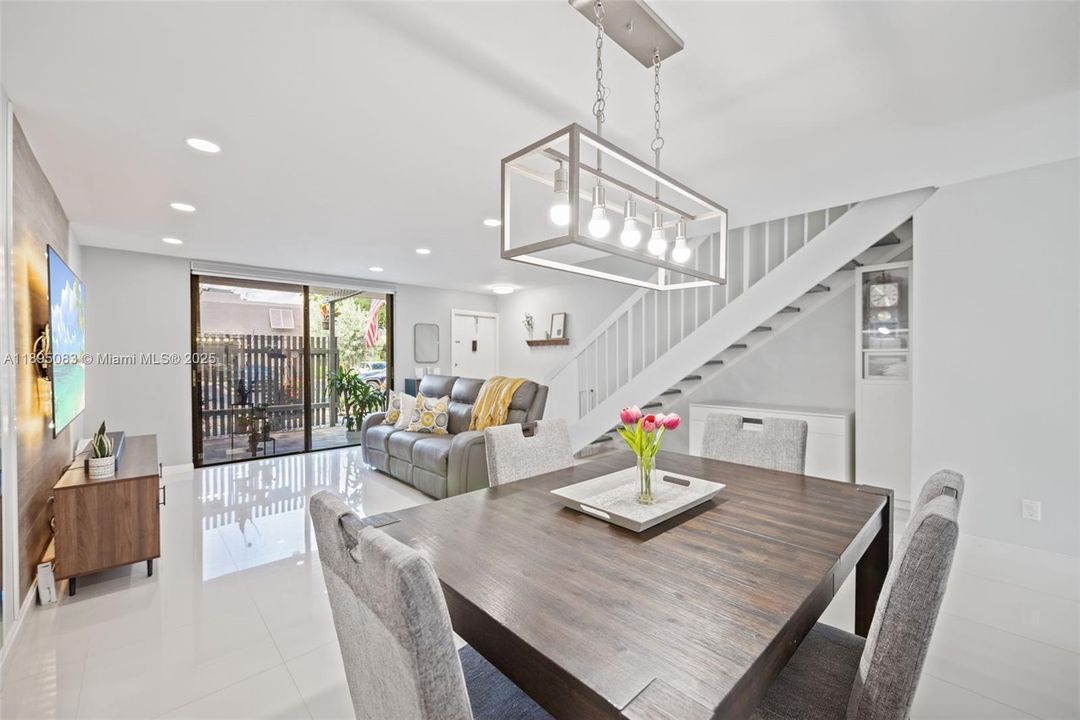 合同活跃: $419,000 (2 贝兹, 1 浴室, 1482 平方英尺)