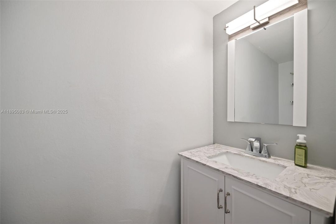 合同活跃: $419,000 (2 贝兹, 1 浴室, 1482 平方英尺)