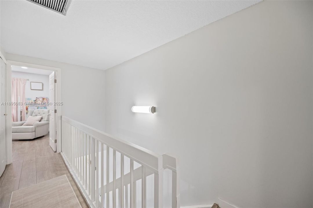 合同活跃: $419,000 (2 贝兹, 1 浴室, 1482 平方英尺)