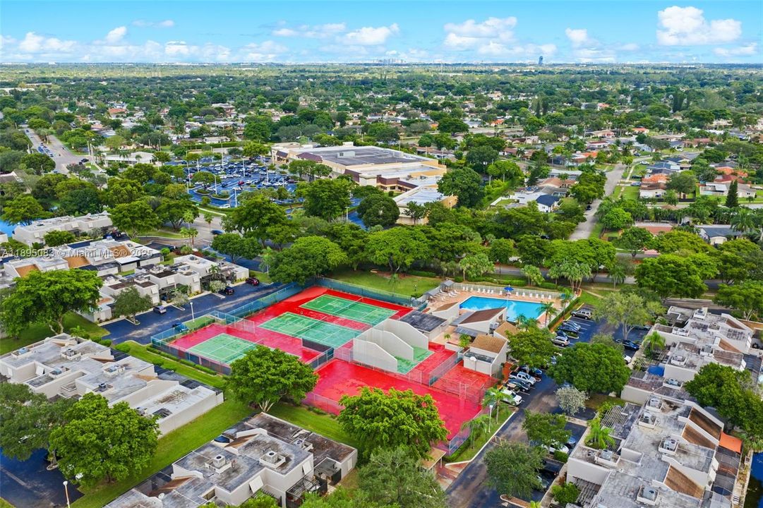 合同活跃: $419,000 (2 贝兹, 1 浴室, 1482 平方英尺)