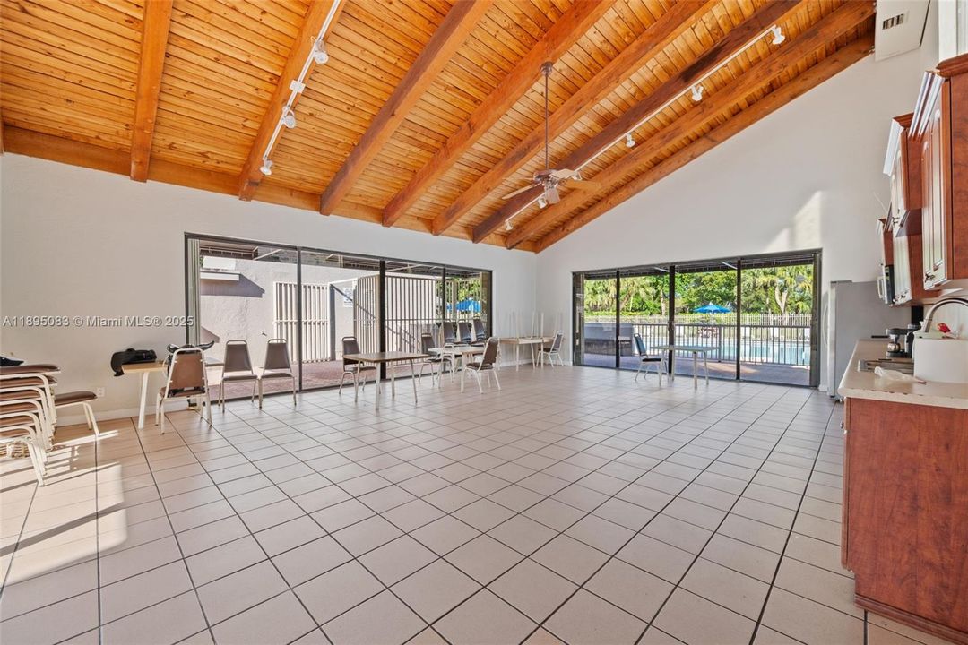 合同活跃: $419,000 (2 贝兹, 1 浴室, 1482 平方英尺)