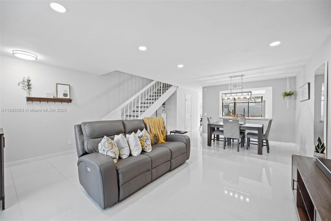 合同活跃: $419,000 (2 贝兹, 1 浴室, 1482 平方英尺)