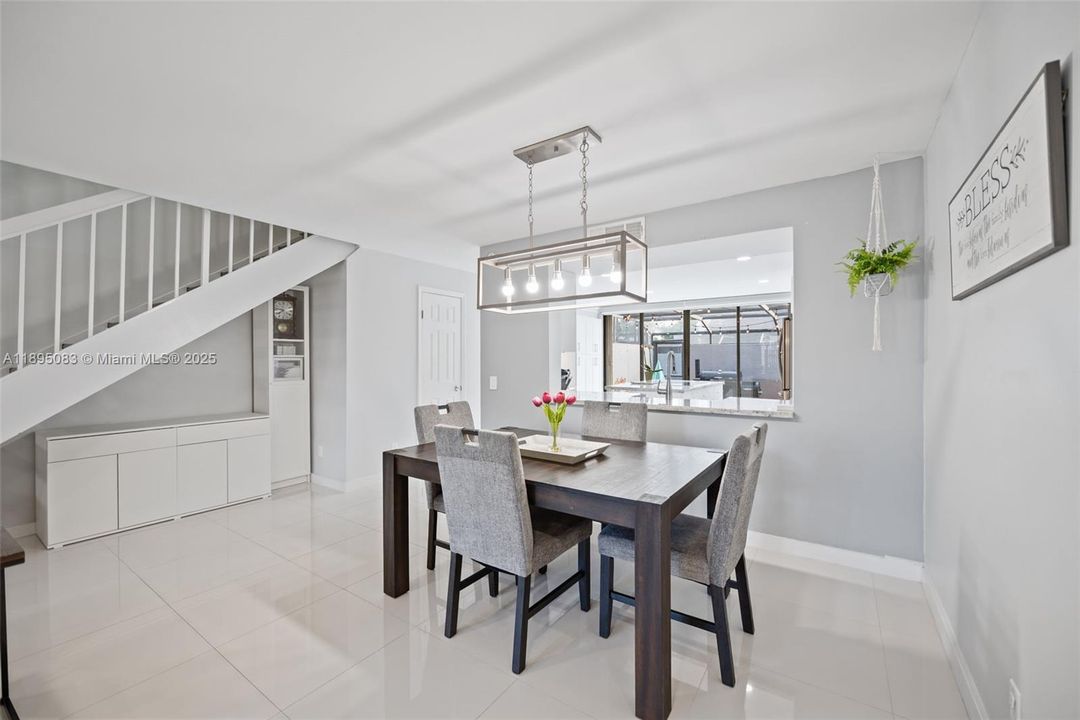 合同活跃: $419,000 (2 贝兹, 1 浴室, 1482 平方英尺)