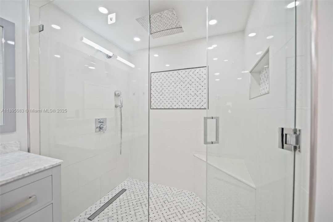 合同活跃: $419,000 (2 贝兹, 1 浴室, 1482 平方英尺)