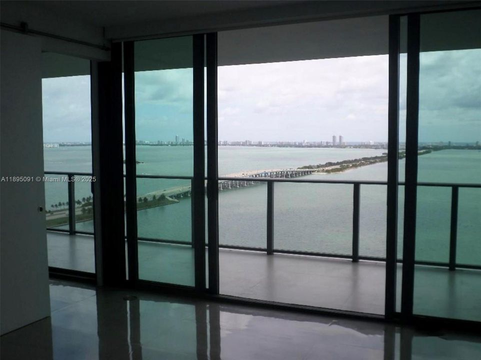 Recently Rented: $5,450 (1 beds, 1 baths, 959 Square Feet)