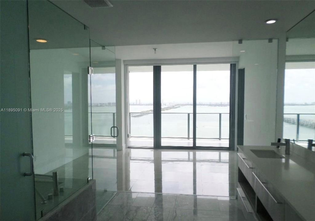 Recently Rented: $5,450 (1 beds, 1 baths, 959 Square Feet)