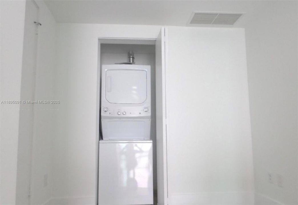 Recently Rented: $5,450 (1 beds, 1 baths, 959 Square Feet)