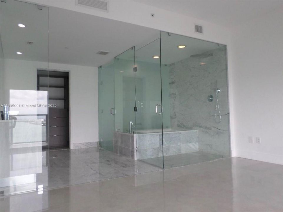 Recently Rented: $5,450 (1 beds, 1 baths, 959 Square Feet)