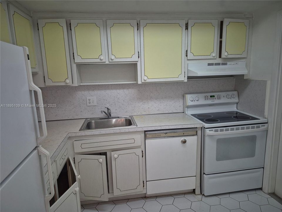For Sale: $150,000 (2 beds, 2 baths, 899 Square Feet)