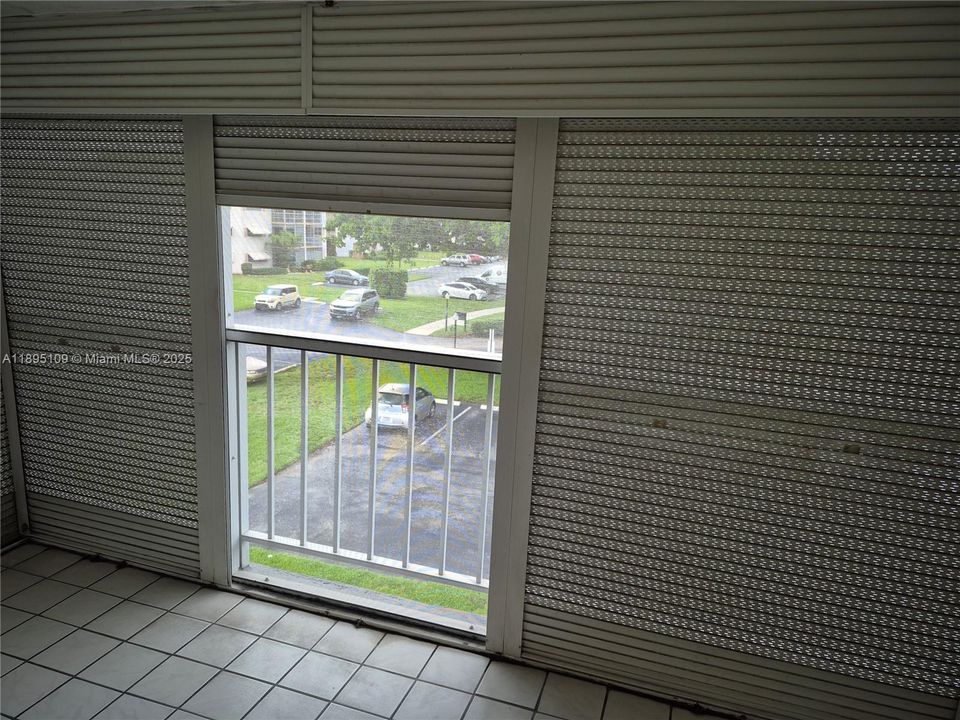 For Sale: $150,000 (2 beds, 2 baths, 899 Square Feet)