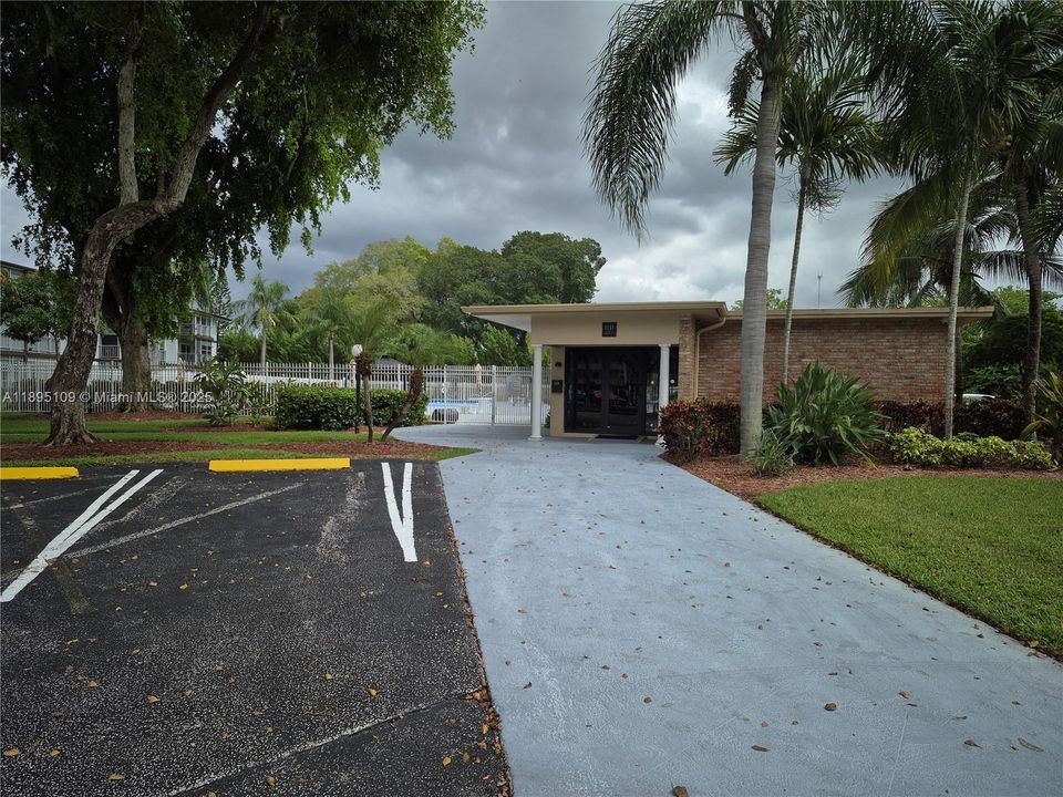 For Sale: $150,000 (2 beds, 2 baths, 899 Square Feet)