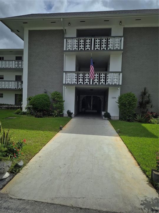 For Sale: $150,000 (2 beds, 2 baths, 899 Square Feet)