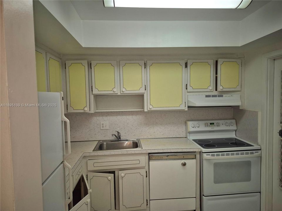 For Sale: $150,000 (2 beds, 2 baths, 899 Square Feet)