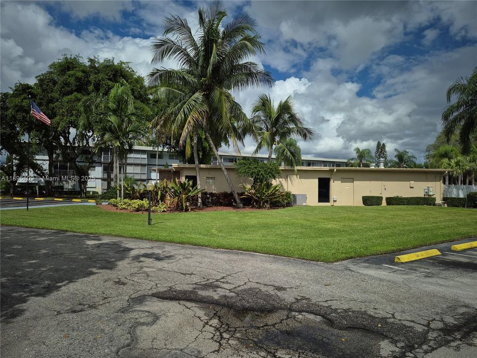 For Sale: $150,000 (2 beds, 2 baths, 899 Square Feet)