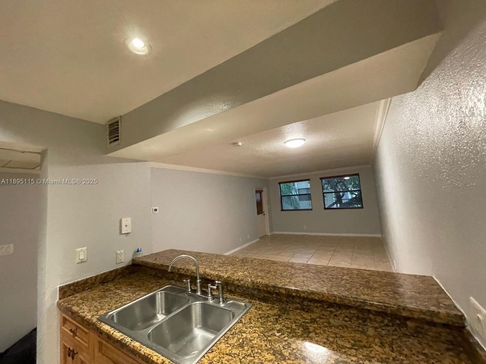 For Rent: $2,000 (1 beds, 1 baths, 710 Square Feet)