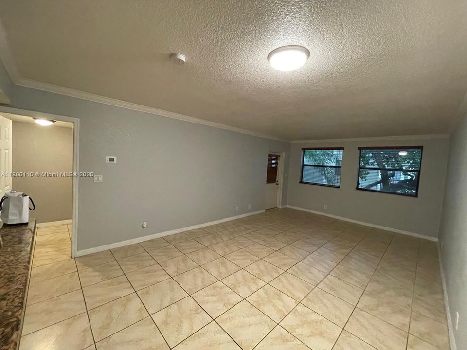 For Rent: $2,000 (1 beds, 1 baths, 710 Square Feet)