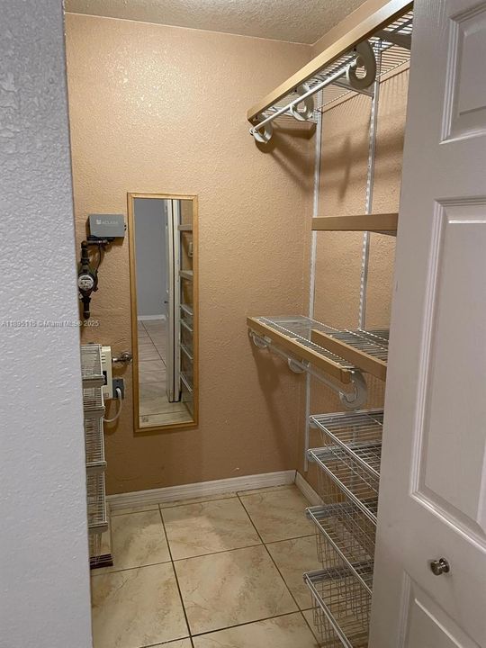 For Rent: $2,000 (1 beds, 1 baths, 710 Square Feet)