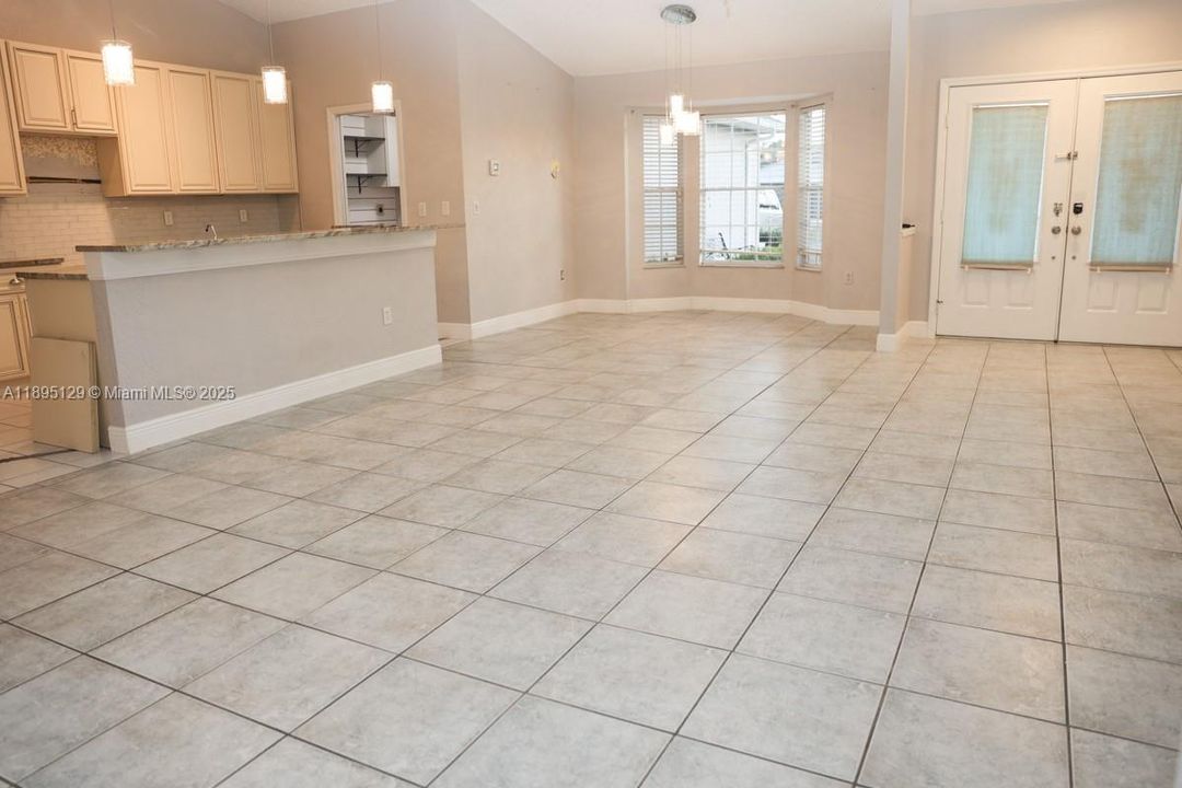 合同活跃: $325,000 (3 贝兹, 2 浴室, 0 平方英尺)