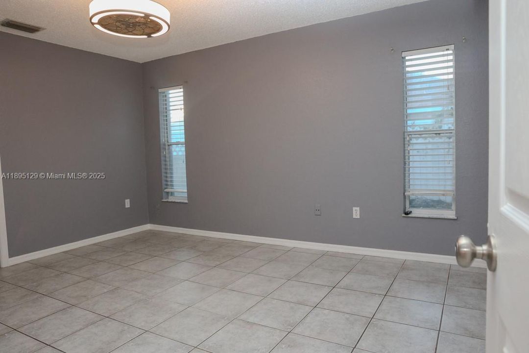 合同活跃: $325,000 (3 贝兹, 2 浴室, 0 平方英尺)