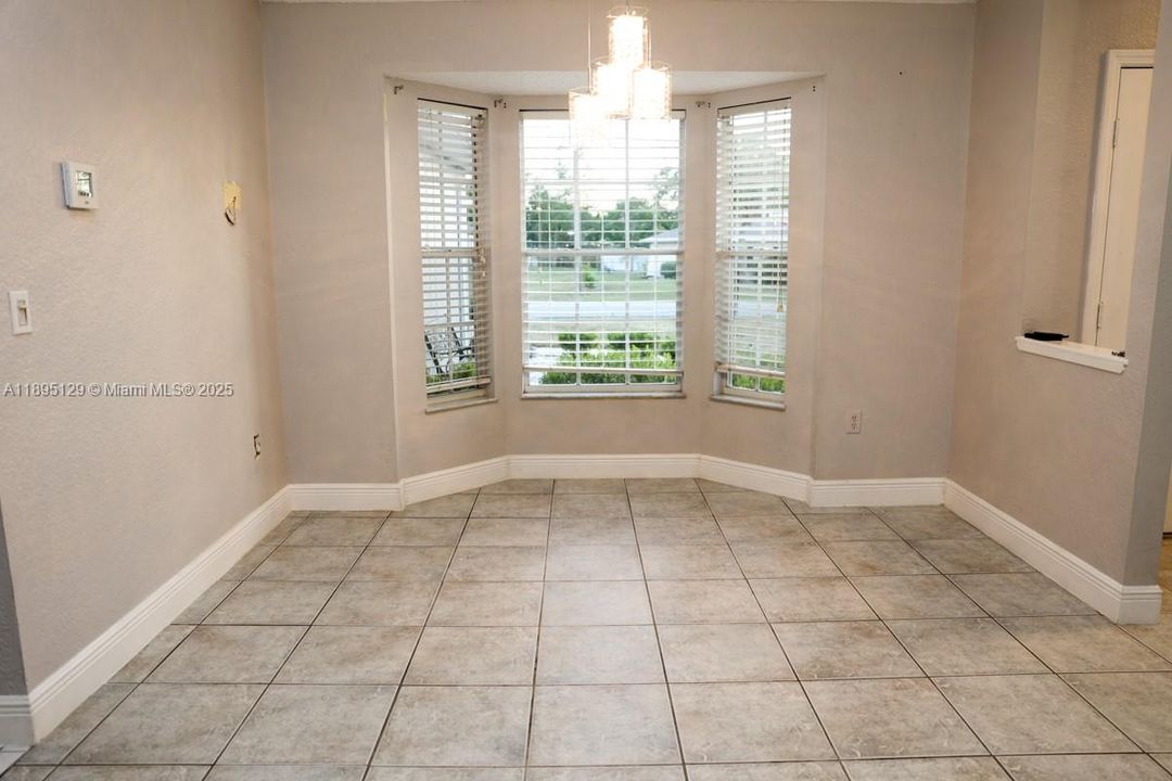 合同活跃: $325,000 (3 贝兹, 2 浴室, 0 平方英尺)