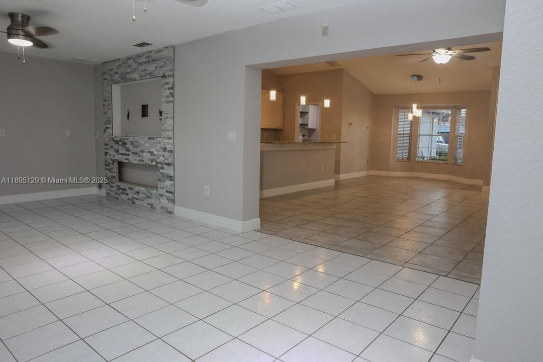 合同活跃: $325,000 (3 贝兹, 2 浴室, 0 平方英尺)