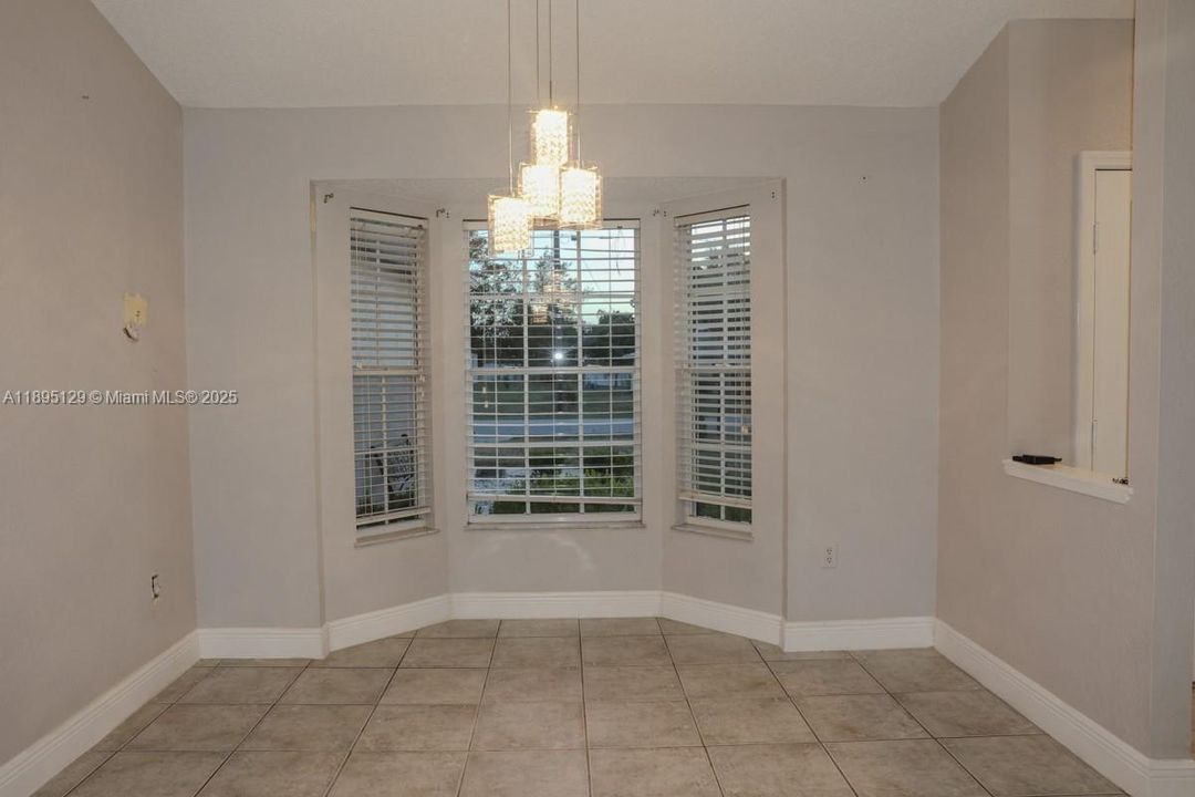 合同活跃: $325,000 (3 贝兹, 2 浴室, 0 平方英尺)