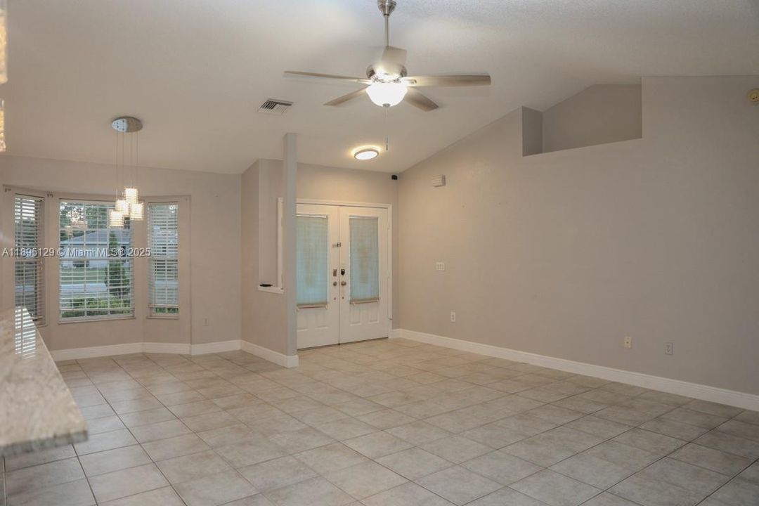 合同活跃: $325,000 (3 贝兹, 2 浴室, 0 平方英尺)