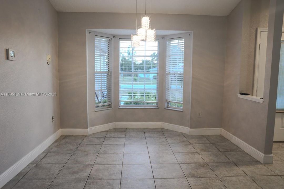 合同活跃: $325,000 (3 贝兹, 2 浴室, 0 平方英尺)