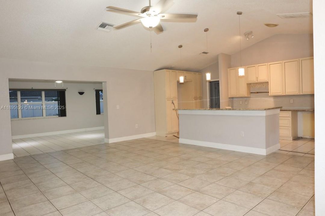 合同活跃: $325,000 (3 贝兹, 2 浴室, 0 平方英尺)