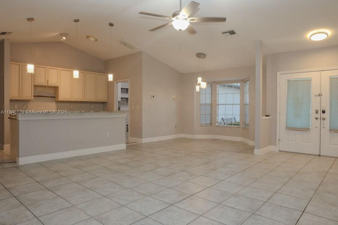 合同活跃: $325,000 (3 贝兹, 2 浴室, 0 平方英尺)