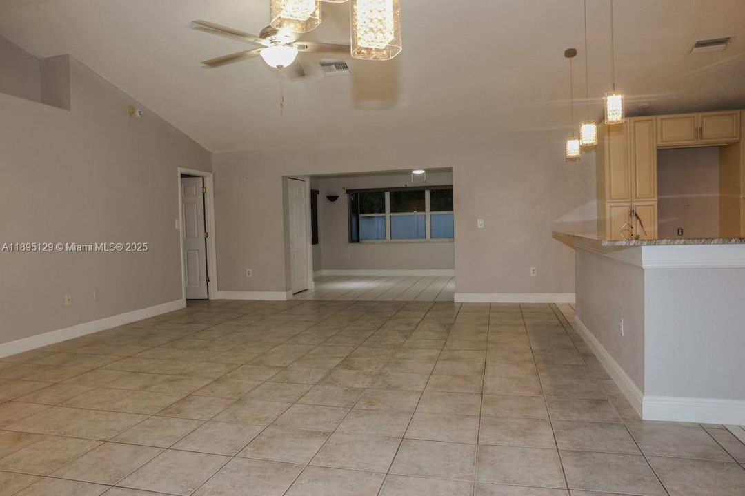 合同活跃: $325,000 (3 贝兹, 2 浴室, 0 平方英尺)