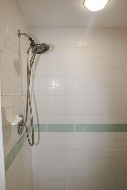 合同活跃: $325,000 (3 贝兹, 2 浴室, 0 平方英尺)