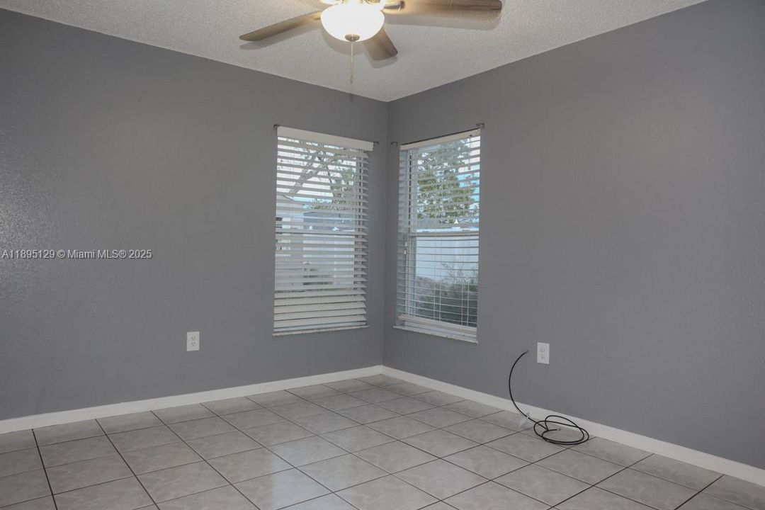 合同活跃: $325,000 (3 贝兹, 2 浴室, 0 平方英尺)