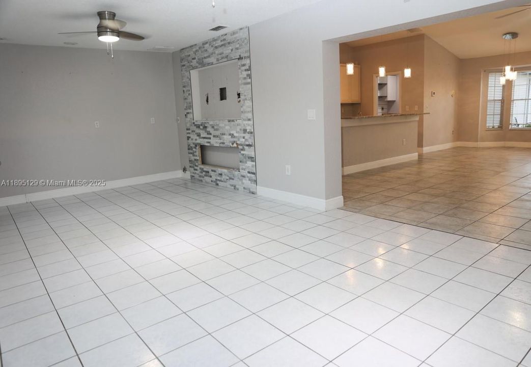 合同活跃: $325,000 (3 贝兹, 2 浴室, 0 平方英尺)