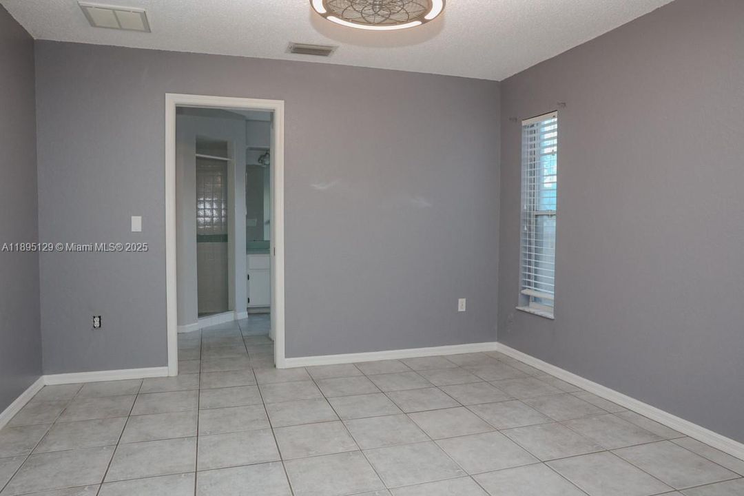 合同活跃: $325,000 (3 贝兹, 2 浴室, 0 平方英尺)