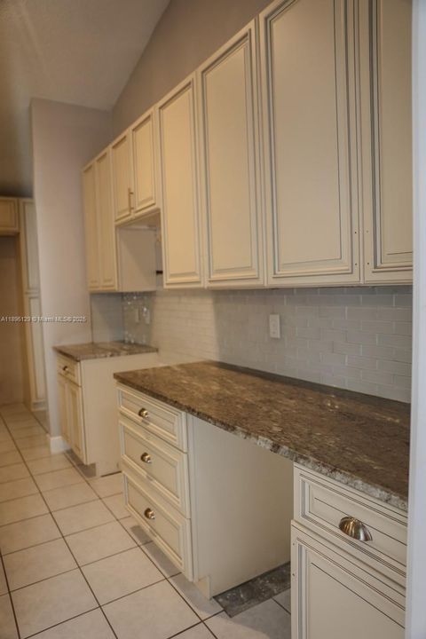 合同活跃: $325,000 (3 贝兹, 2 浴室, 0 平方英尺)