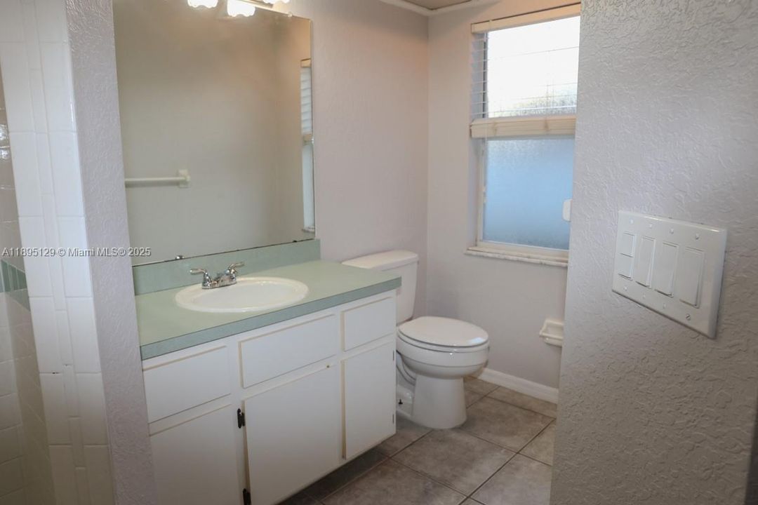 合同活跃: $325,000 (3 贝兹, 2 浴室, 0 平方英尺)