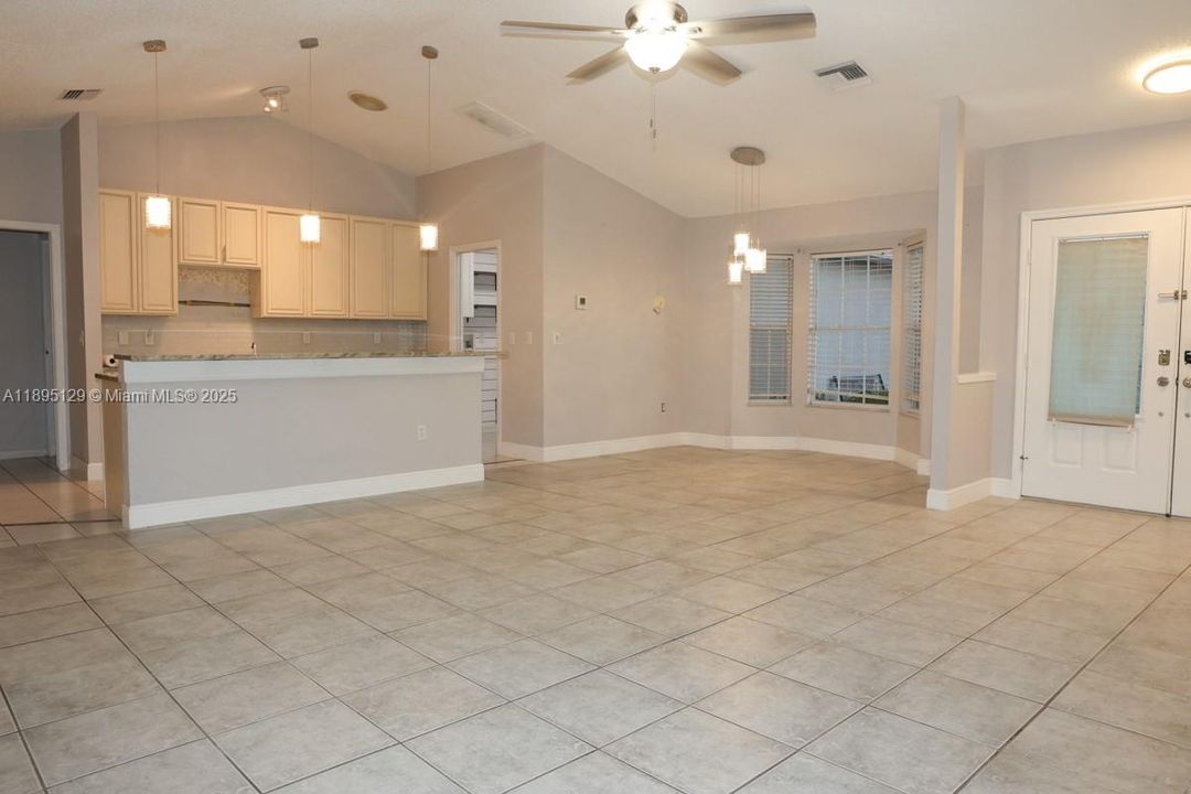 合同活跃: $325,000 (3 贝兹, 2 浴室, 0 平方英尺)