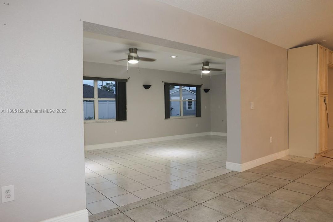 合同活跃: $325,000 (3 贝兹, 2 浴室, 0 平方英尺)