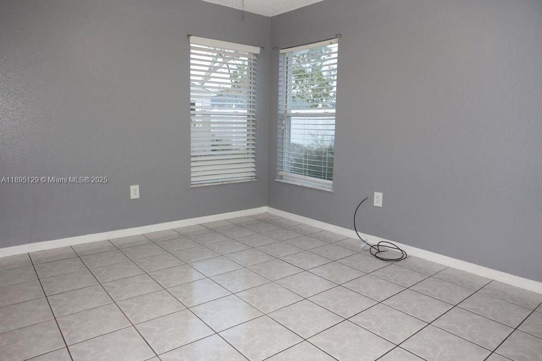 合同活跃: $325,000 (3 贝兹, 2 浴室, 0 平方英尺)