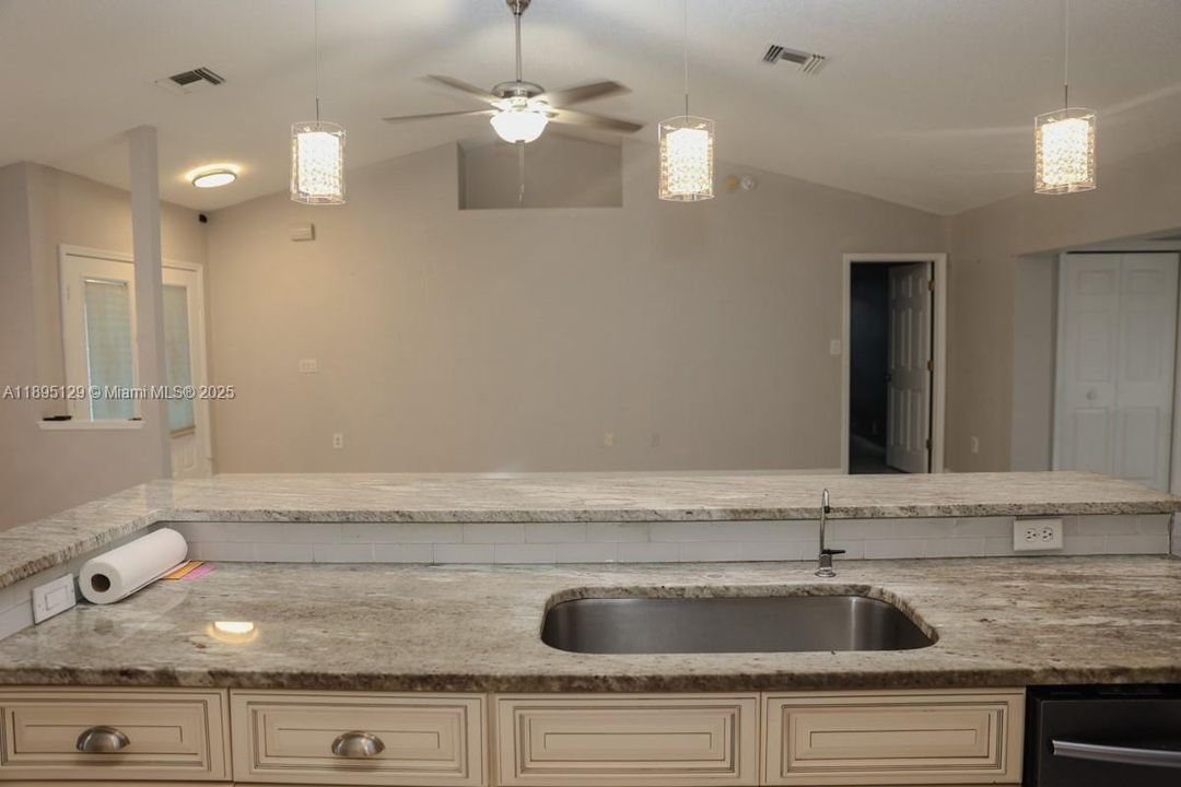 合同活跃: $325,000 (3 贝兹, 2 浴室, 0 平方英尺)