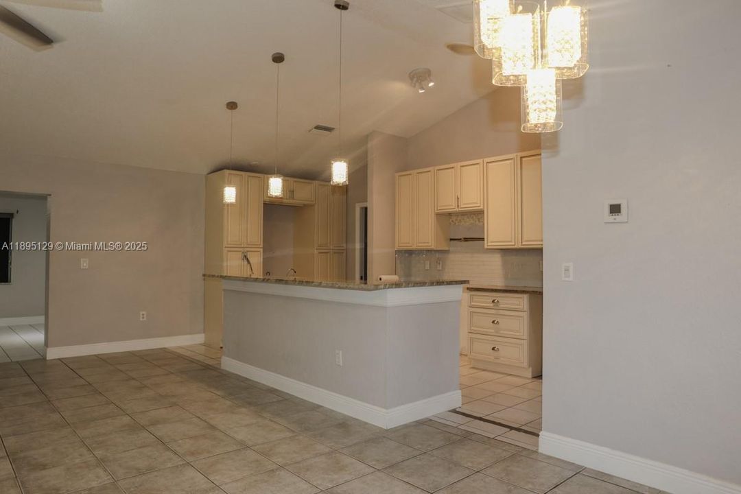 合同活跃: $325,000 (3 贝兹, 2 浴室, 0 平方英尺)