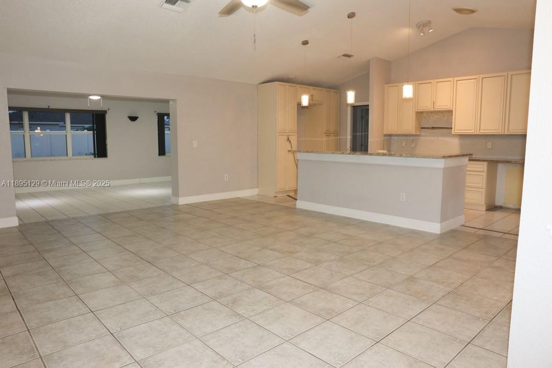 合同活跃: $325,000 (3 贝兹, 2 浴室, 0 平方英尺)