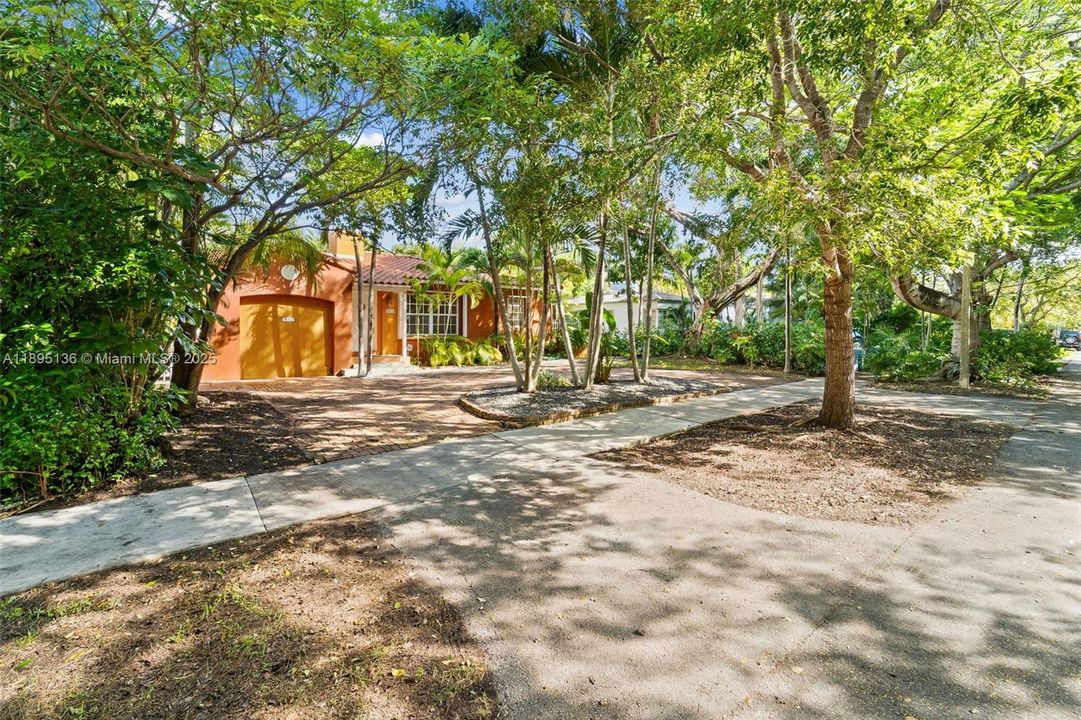 Active With Contract: $1,150,000 (2 beds, 1 baths, 1334 Square Feet)