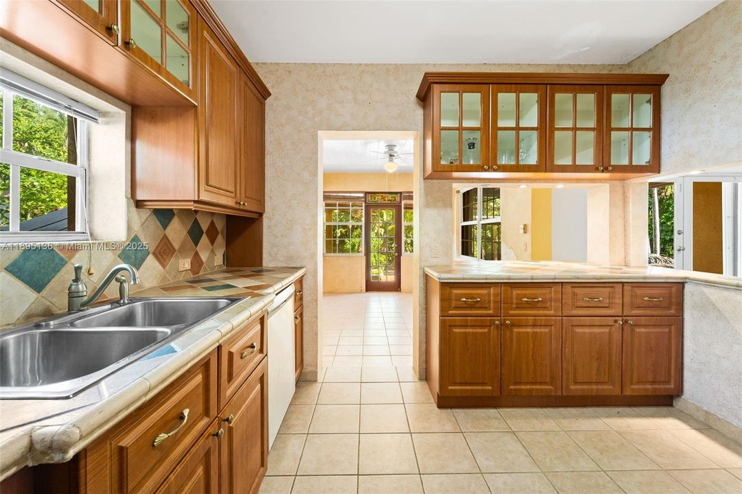 Active With Contract: $1,150,000 (2 beds, 1 baths, 1334 Square Feet)