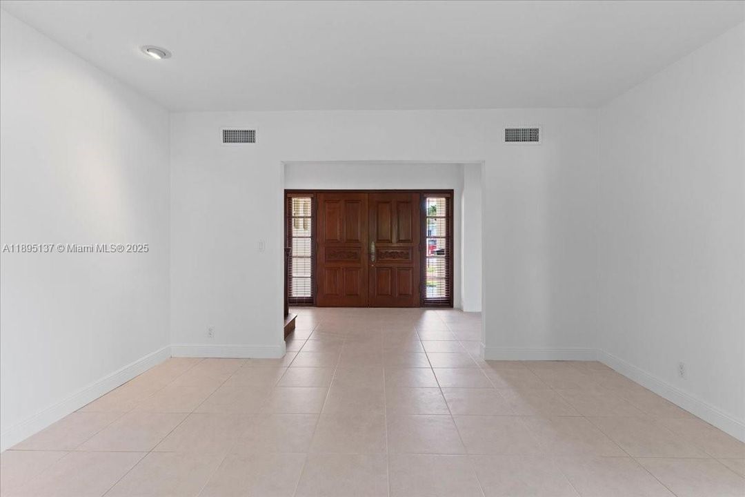 En Venta: $2,395,000 (5 camas, 3 baños, 3275 Pies cuadrados)