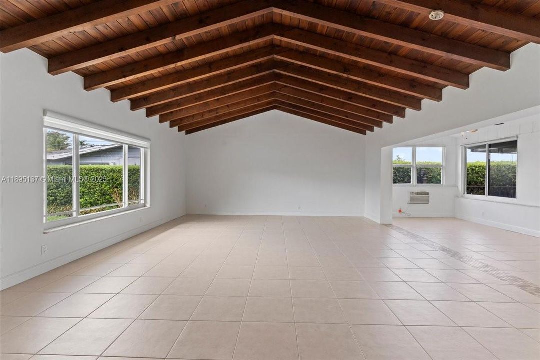 En Venta: $2,395,000 (5 camas, 3 baños, 3275 Pies cuadrados)